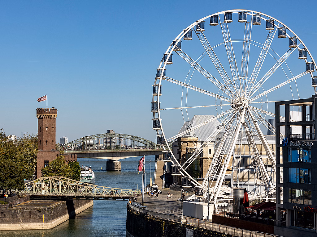 Panorama des Rheinauhafens in Köln mit Riesenrad vor dem Schokoladenmuseum