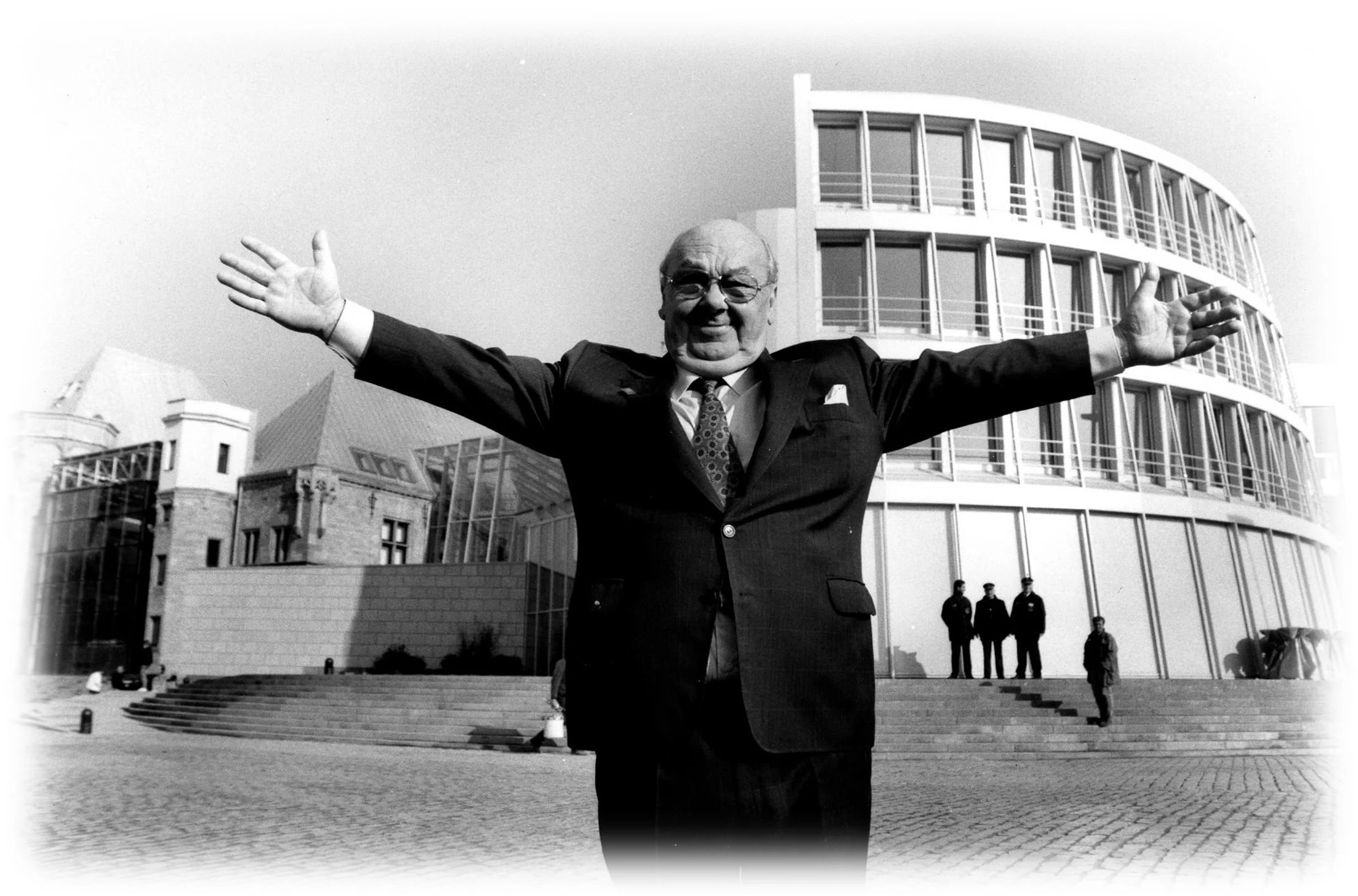 Hans Imhoff vor seinem Schokoladenmuseum 