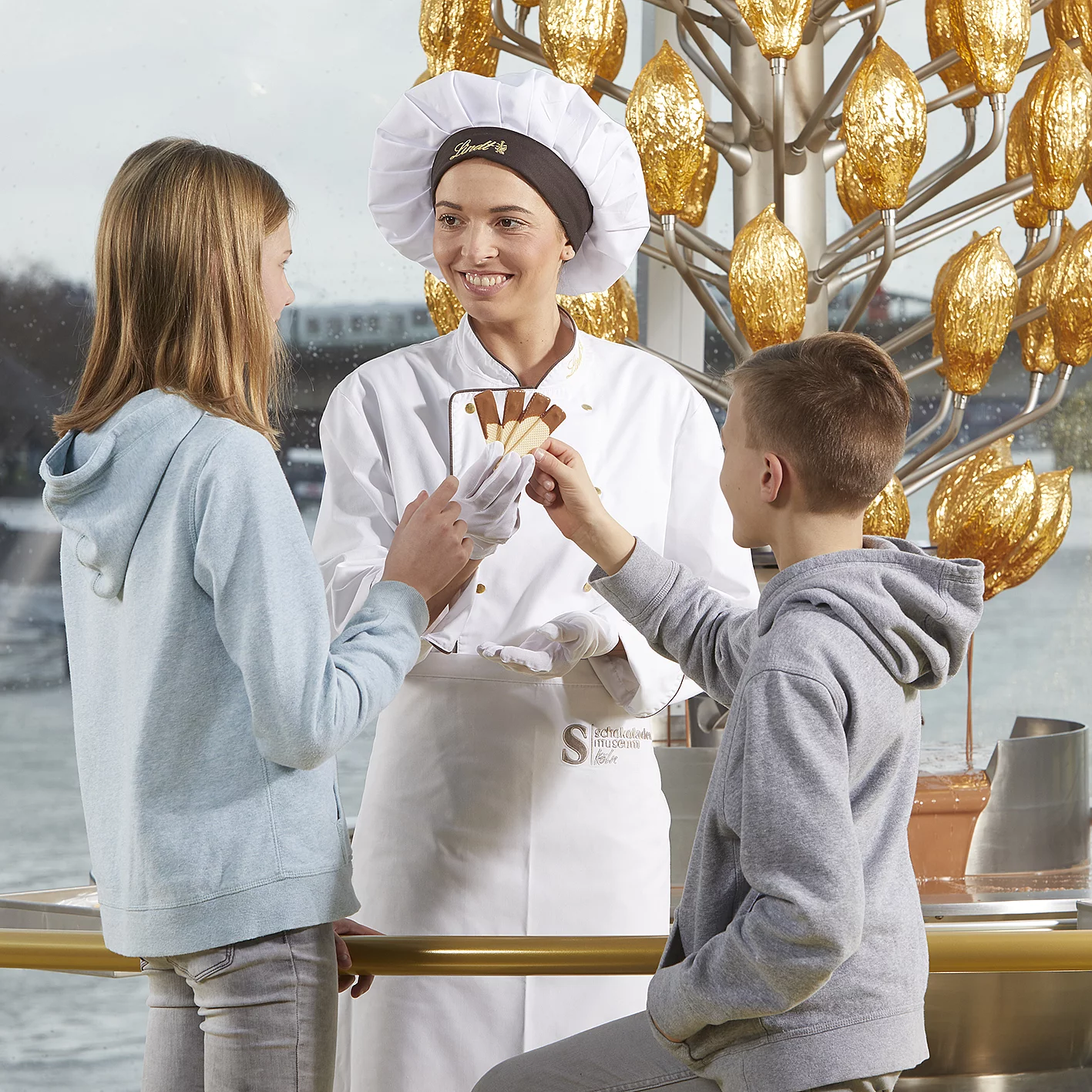 Kinder am Schokoladenbrunnen
