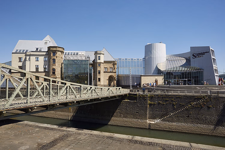 Außenaufnahmen mit Drehbrücke