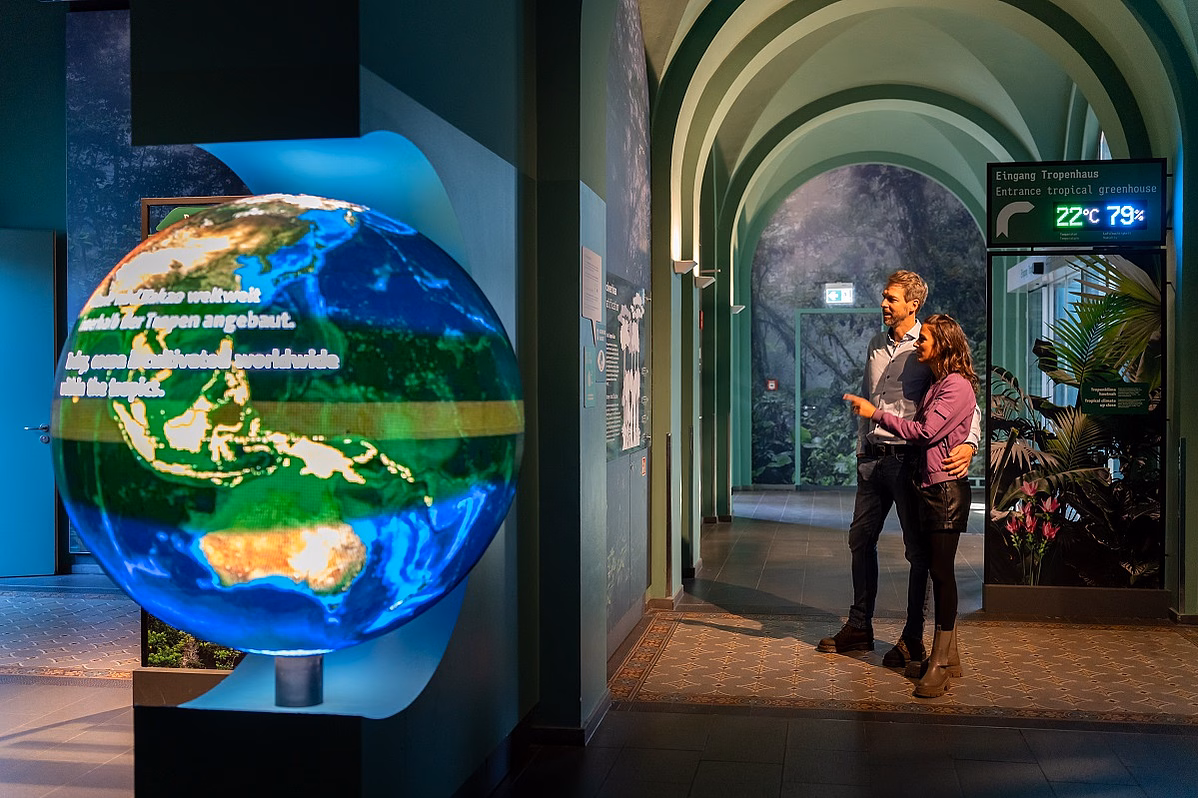Besucher in der Ausstellung Weltreise des Kakaos